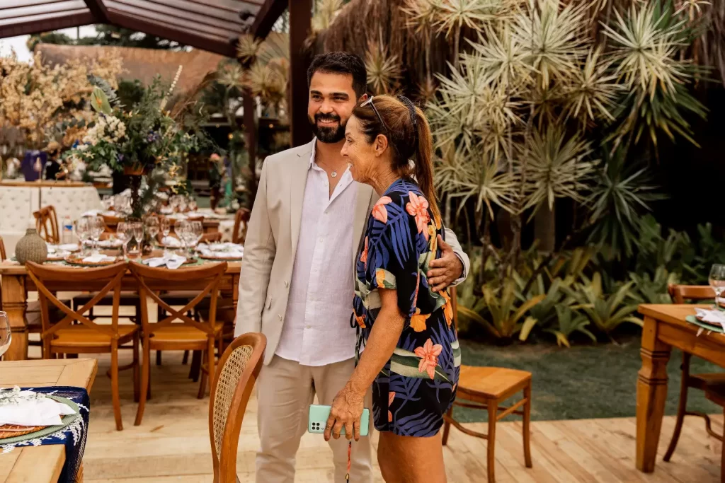 Uma imagem dos serviços de apoio disponíveis em Barra Grande, como uma foto de um fotógrafo capturando um momento romântico à beira-mar, enfatizando a importância de contar com profissionais experientes para o seu destination wedding.