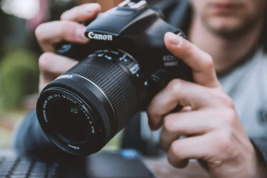 Fotografo olhando camera DSLR