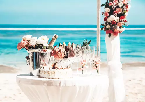 mesa de casamento elegante com frutas tropicais e bolo na praia 158538 9266
